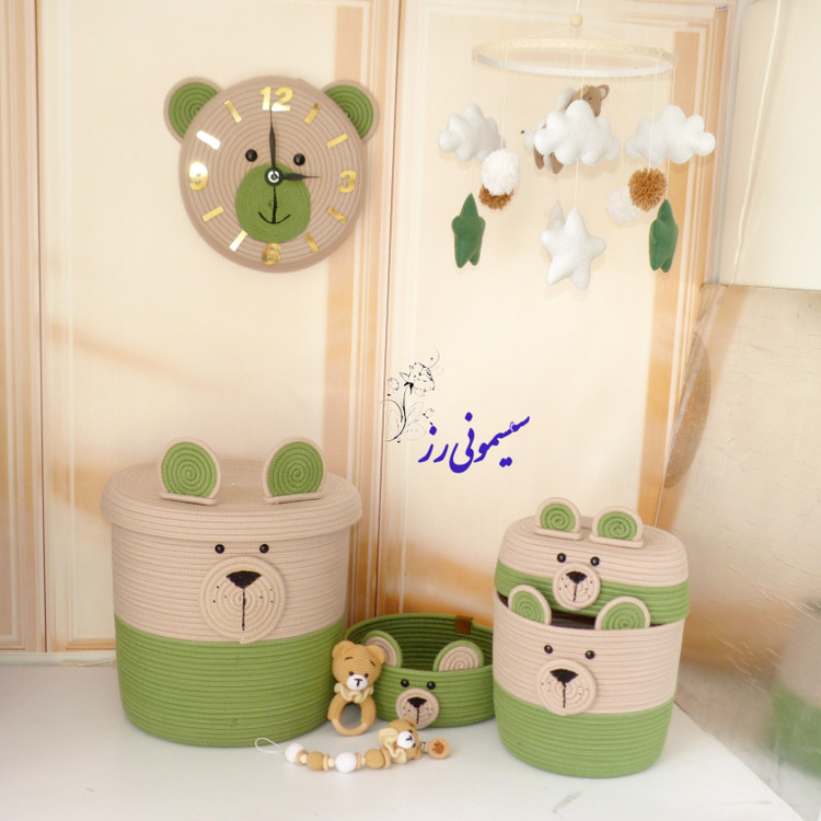 ست نظم دهنده سیسمونی قیطان دوزی و ساعت دیواری اتاق کودک طرح تدی سبز و کرم ۵تیکه